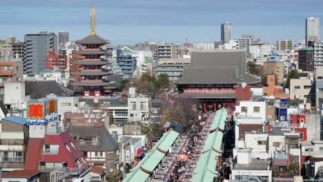 Asakusa,-Tokio,-Japan:-Vogelperspektive-Des-Senso-Ji-Tempels-Mit-Vielen-Menschen-Am-Neujahrstag