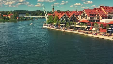 Luftaufnahme-Einer-Uferpromenade-Der-Stadt-Mikołajki