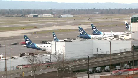 PORTLAND-AIRPORT-RUNWAY-WITH-ALASKAN-AIRLINE-PLANES-TIME-LAPSE