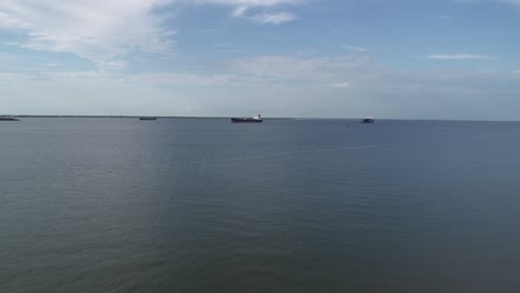 Dies-Ist-Ein-Luftbildvideo-über-Frachtschiffe,-Die-In-Einen-Hafen-In-Galveston,-Texas,-Einlaufen
