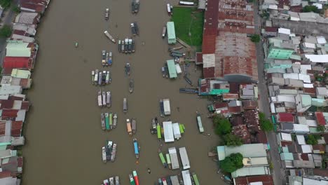Cai-Rang-floating-market-in-the-Mekong-Delta,-Vietnam