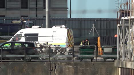 Border-force-officer-work-in-the-Dover-docks,-UK