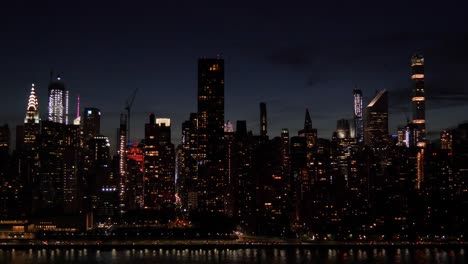 Einspielung-Von-East-Side-Manhattan-In-Der-Abenddämmerung-Mit-New-Yorker-Wolkenkratzern-Und-Eingeschalteten-Verkehrsampeln