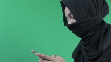 Hijab-muslimische-Frauen,-Die-Auf-Dem-Handy-SMS-Schreiben