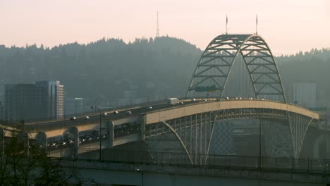 Sunset-time-lapse-of-traffic-entering-and-leaving-Portland,-Oregon-on-the-Interstate-bridge