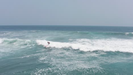Surfistas-Con-Tablas-Esperando-Olas-Perfectas-En-El-Océano-Pacífico-Cerca-De-La-Costa-De-La-Bahía-De-Acapulco,-México