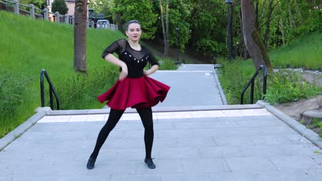 Bailarina-Baila-Afuera-En-El-Parque-Durante-El-Día