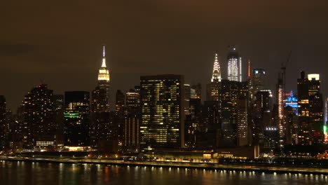 Time-Lapse-of-the-Traffic-at-the-shore-of-east-Side-Manhattan-at-night