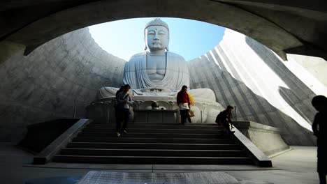 Japanese-people-walking-to-the-statue-of-buddha-and-praying