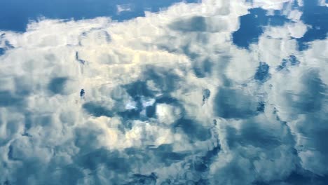 Weiße-Wolken-Spiegeln-Sich-Im-Wasser-Des-Schwimmbades