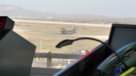 Chinook-Hubschrauber-Am-Flughafenvorfeld,-Vom-Kommandoturm-Des-Flughafens-Aus-Gesehen