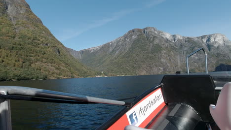 Blick-Von-Einem-Schnellboot,-Das-über-Das-Glatte-Wasser-Eines-Fjords-In-Norwegen-Gleitet,-Vor-Einer-Malerischen-Bergkulisse