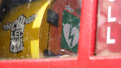 Notfall-Defibrillator-In-Roter-Britischer-Telefonzelle,-öffentliches-Kardiologisches-Medizinisches-Gerät