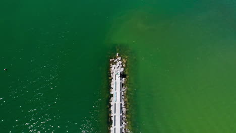 Aufsteigende-Drohne-Schoss-über-Caseville-Pier-Und-Lake-Huron-In-Michigan
