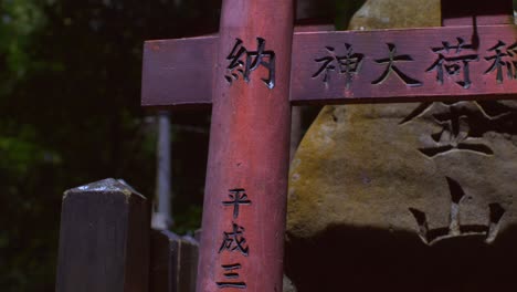 Vista-Bloqueada-De-La-Puerta-Torii-Parcial-Con-Escritura-Kanji-En-Fushimi-Inari-Taisha,-Kyoto