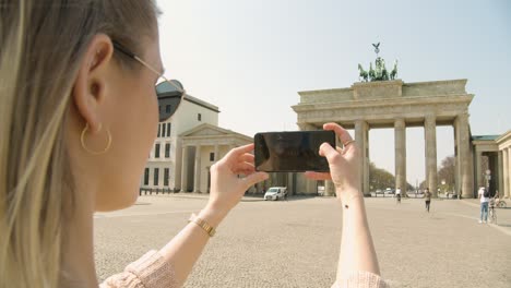 Cámara-Lenta:-Mujer-Tomando-Fotos-De-La-Puerta-De-Brandenburgo-En-Berlín-Con-Smartphone