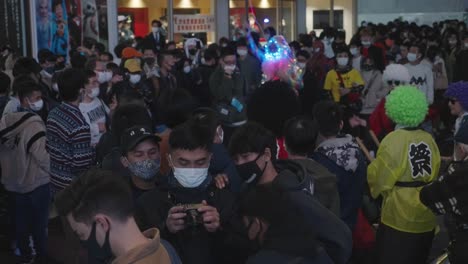Multitud-Con-Máscaras-Y-Disfraces-Disfrutando-Del-Evento-Fuera-De-La-Estación-De-Shibuya-En-La-Noche-De-Halloween-De-2020-En-Medio-De-La-Pandemia-Del-Coronavirus---Tiro-Medio