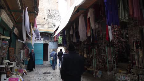 People-in-the-Bazaar-or-souk-in-old-city-Jerusalem,Israel