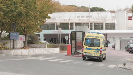 Ambulancia-Inem-Llegando-Al-Hospital-En-Caldas-Da-Rainha,-Leiria,-Portugal---Toma-Estática