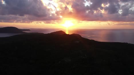 Die-Inseln-In-Fidschi,-Umgeben-Vom-Ruhigen-Meer-Mit-Einem-Wunderschönen-Sonnenuntergang