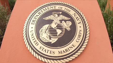 Kamerabogen-Hinunter-Zum-Bronzenen-Emblem-Des-Department-Of-The-Navy-Und-Des-US-Marine-Corps,-Fountain-Park,-Fountain-Hills,-Arizona