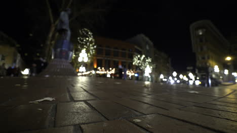 Nachtleben-In-Der-Stadt,-Weihnachtszeit-Aus-Niedrigem-Winkel