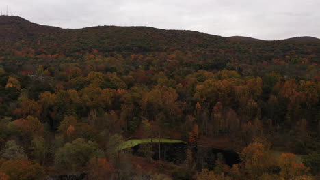 Eine-Luftdrohnenaufnahme-Des-Farbenfrohen-Herbstlaubs-Im-Bundesstaat-New-York