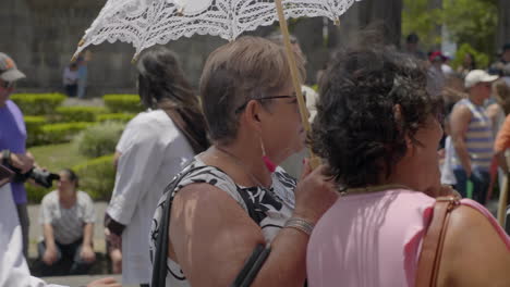 Mujeres-Costarricenses-Toman-Fotos-Con-El-Teléfono-Durante-El-Festival-De-Semana-Santa-En-Cartago,-Costa-Rica-El-29-De-Marzo-De-2016