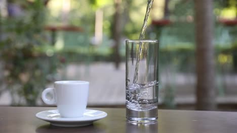 Wasser-In-Das-Glas-Im-Café-Füllen
