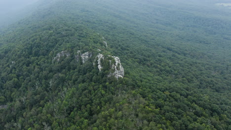 Eine-Luftaufnahme-Von-Big-Schloss-Und-Great-North-Mountain-Am-Abend-Im-Sommer,-Gelegen-An-Der-Grenze-Zwischen-Virginia-Und-West-Virginia-Im-George-Washington-National-Forest