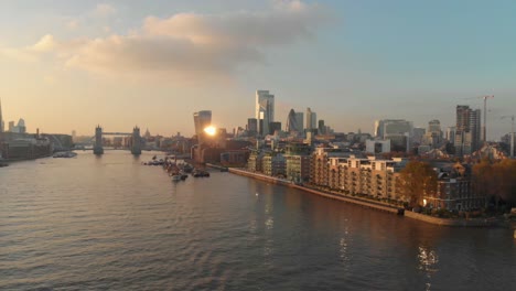 Slider-Drohne-Schoss-über-Die-Londoner-Themse-In-Richtung-Stadtzentrum-über-Dem-Sonnenuntergang-Eines-Wohngebäudes