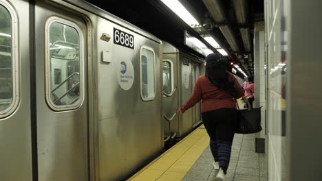 Subway-train-pulls-out-of-platform