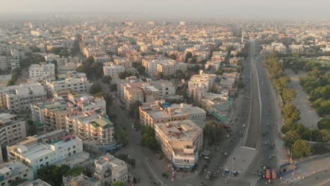 Luftaufnahmen-über-Wohnhäusern-In-Karatschi-Bei-Sonnenuntergang