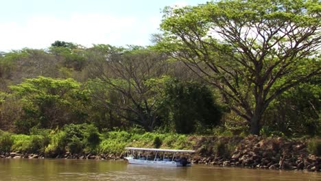 River-boat-with-tourists-on-the-Tarcoles-river-safari,-in-Costa-Rica