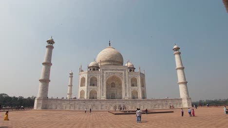 Visitors-at-the-Taj-Mahal,-white-marble-mausoleum-in-Agra,-India