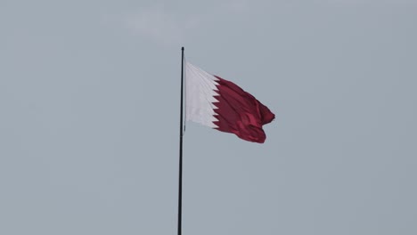 Ein-Blick-Auf-Die-Katarische-Nationalflagge,-Die-In-Der-Luft-Weht