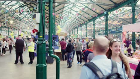 People-at-St-George's-Market-in-Belfast-on-a-busy-shopping-day