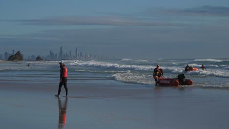 Surf-Lifesaving-Team-Watching-The-Ocean---Volunteer-Lifeguards-With-Inflatable-Rubber-Boat---Ocean-Waves-At-Currumbin-Beach---Gold-Coast,-Queensland,-Australia