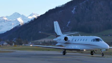 Citation-XLS-departing-from-mountainous-airport-in-the-Alps,-Switzerland