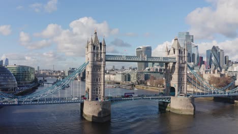 Filmische-Rotierende-Drohnenaufnahme-Der-Tower-Bridge-In-London-An-Einem-Sonnigen-Tag