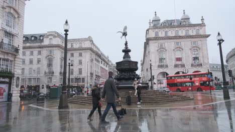 Tourists-take-pictures-in-empty-Piccadilly-Circus-Covid-Lockdown