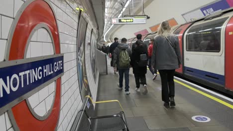Der-Zug-Der-Londoner-U-Bahn-Central-Line-Verlässt-Die-Station-Notting-Hill-Gate