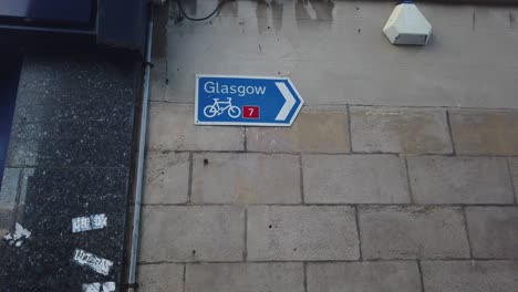 Un-Cartel-De-Ciclismo-De-Glasgow-En-Una-Calle-Lateral-De-Ayrshire