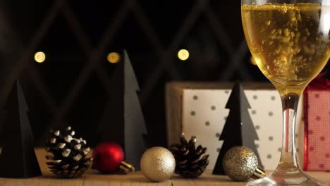 Weihnachtsdekorationen-Mit-Einem-Glas-Sprudelndem-Wein,-Schieberschwenk