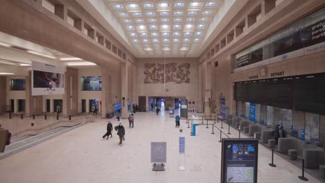 Fast-Leere-Eingangshalle-Des-Brüsseler-Hauptbahnhofs
