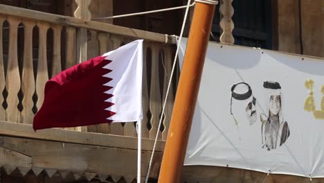 Una-Vista-De-La-Bandera-Nacional-De-Qatar-Ondeando-En-Souq-Waqif-En-Doha,-Qatar