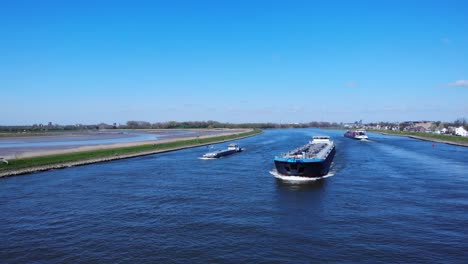 Binnenschiffe-Mit-Tankkahn-Fahren-Auf-Dem-Fluss-Noord-In-Der-Nähe-Von-Hendrik-Ido-Ambacht,-Niederlande