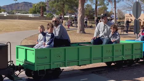 Der-15-Zoll-Zug-Fährt-Vor-Der-Kamera-Vorbei,-McCormick-Stillman-Railroad-Park-Scottsdale,-Arizona