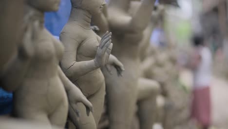Herstellung-Eines-Idols-Der-Hinduistischen-Göttin-Durga-In-Kumartuli-In-Kalkutta,-Fokusverschiebung-In-Zeitlupe