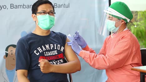 Yogyakarta,-Indonesia---Feb-15,-2021-:-male-health-workers-at-a-hospital-are-being-injected-with-the-corona-virus-vaccine